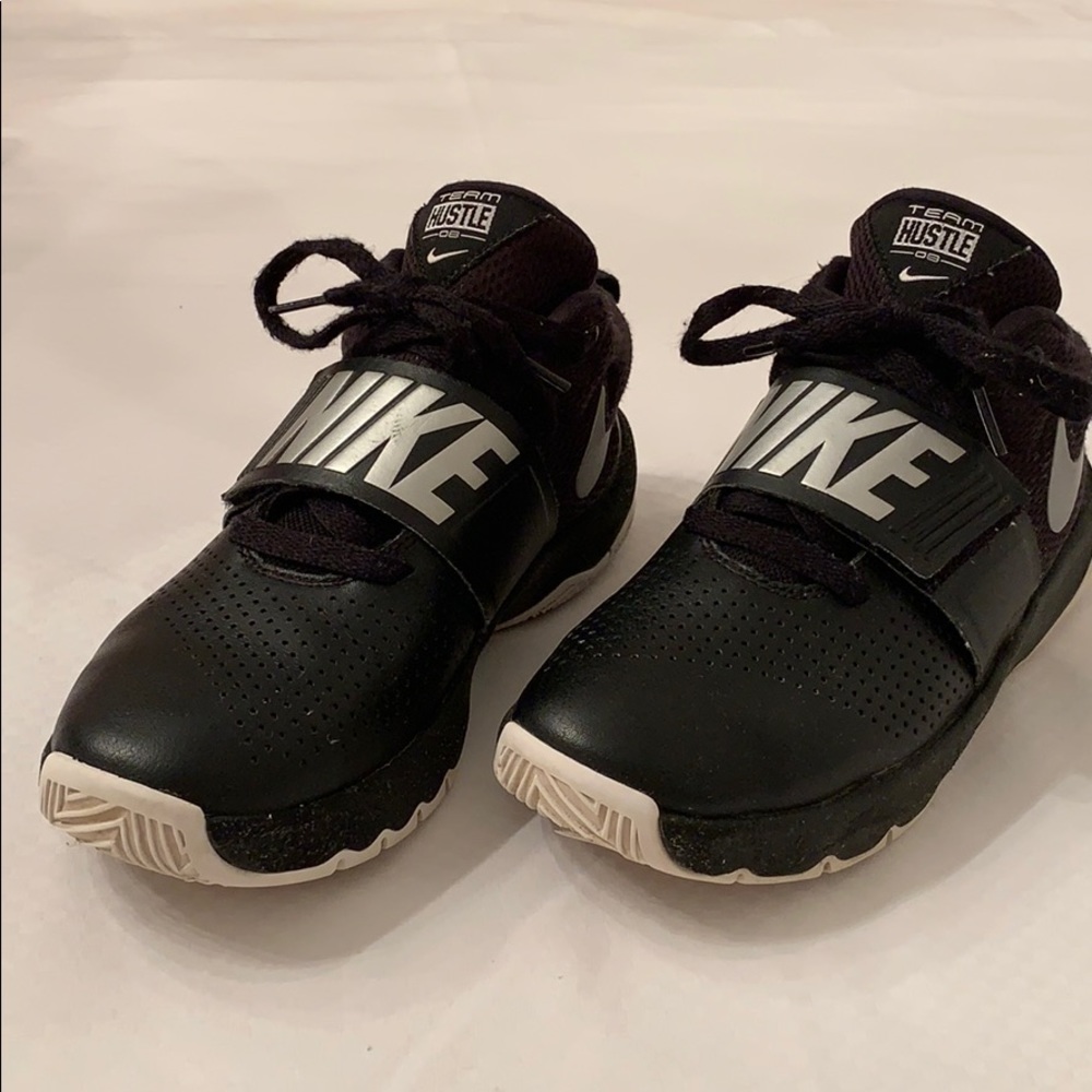 Kids Nike team hustle D8 basketball shoes